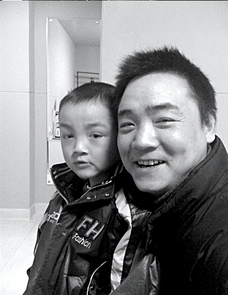 彭高峰夫妇正忙着打理生意,3岁的彭文乐还是和往常一样和自己的小朋友