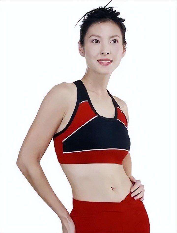 回顾演员李婉华:嫁圈外老公,婚后连三胎,女儿比她还漂亮