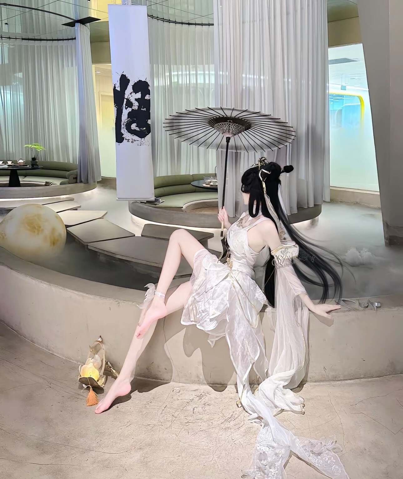 王者cos:大乔身穿白色透明衣裙,手拿油纸伞,造型绝美