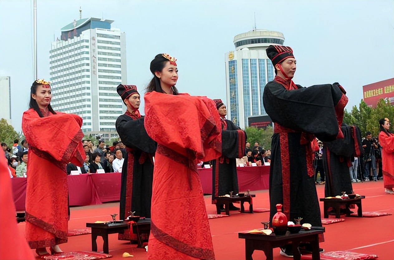 抬手行礼图片