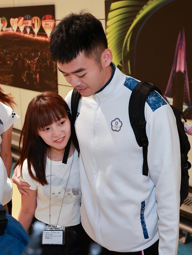 获2060万巨奖向女友求婚成功 羽毛球奥运冠军王齐麟双喜临门