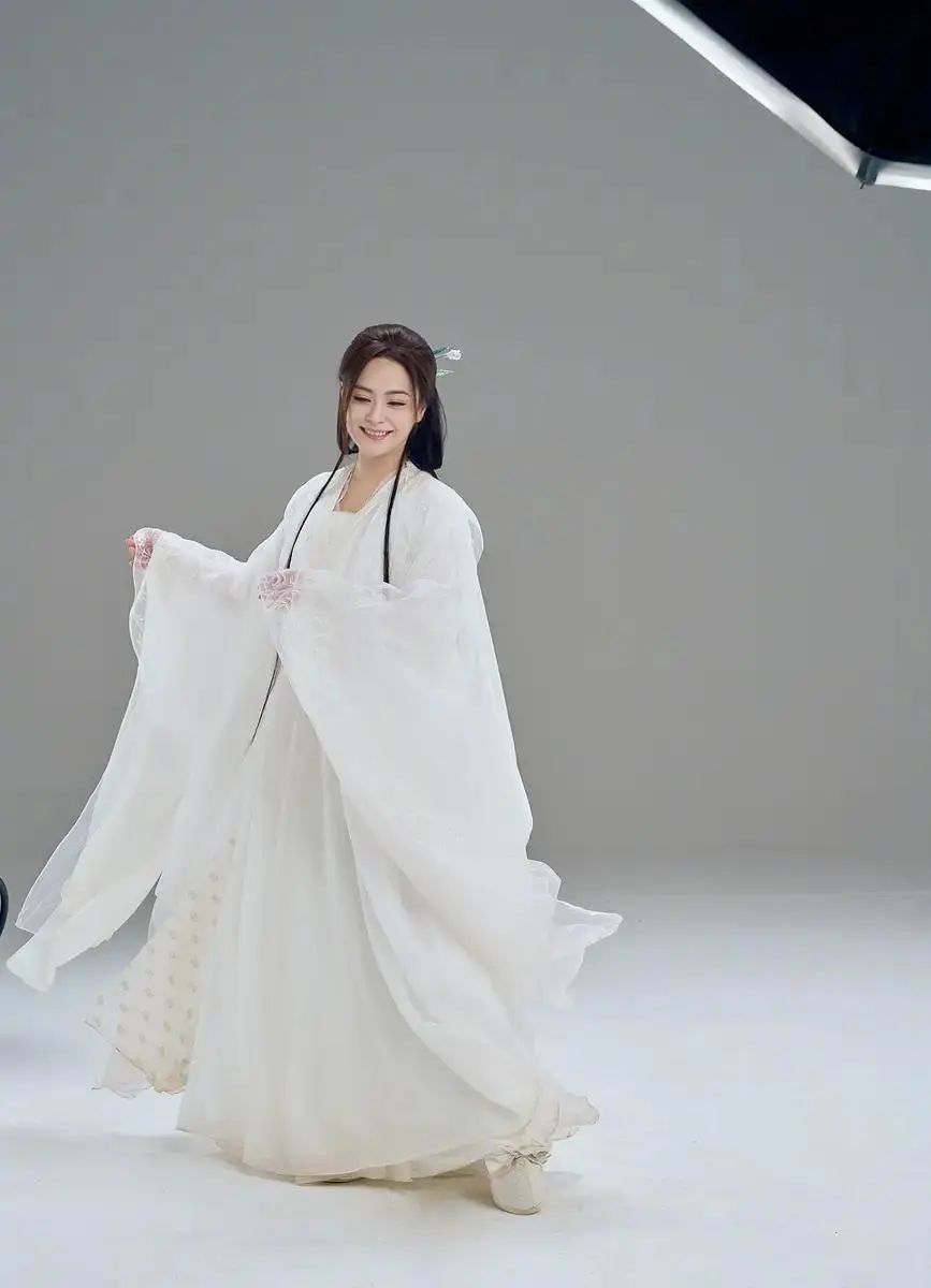 钟欣潼古装定妆照,白衣胜雪再现仙女本色