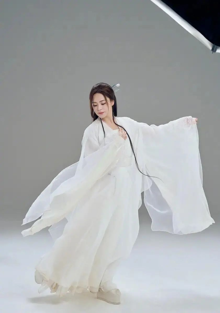 钟欣潼古装定妆照,白衣胜雪再现仙女本色