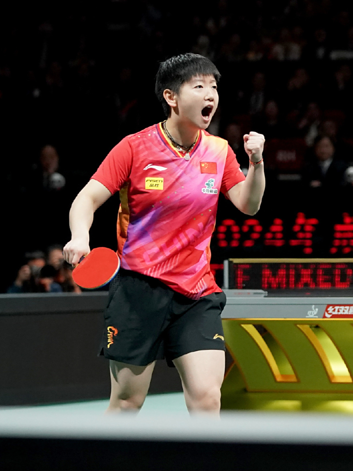 秀翻天!孙颖莎这一球太帅了,倒地爆冲得分握拳庆祝,李隼很激动