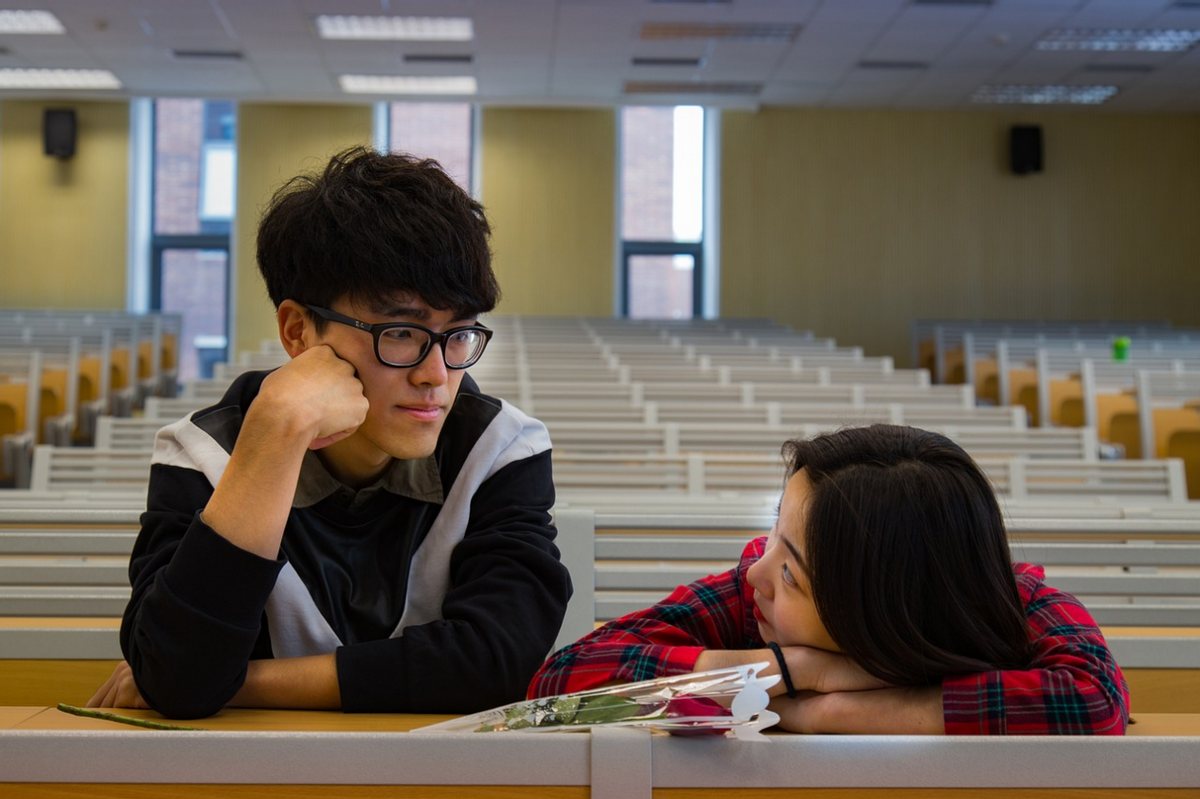 班主任坦言:早恋的孩子,一般喜欢买3样东西,一看一个准