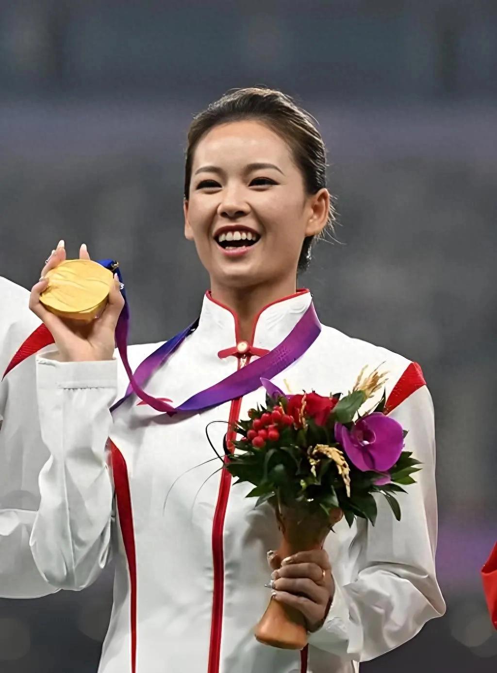 "田经女神"杨家玉私下很会穿,背心配破洞裤,引网友热烈讨论