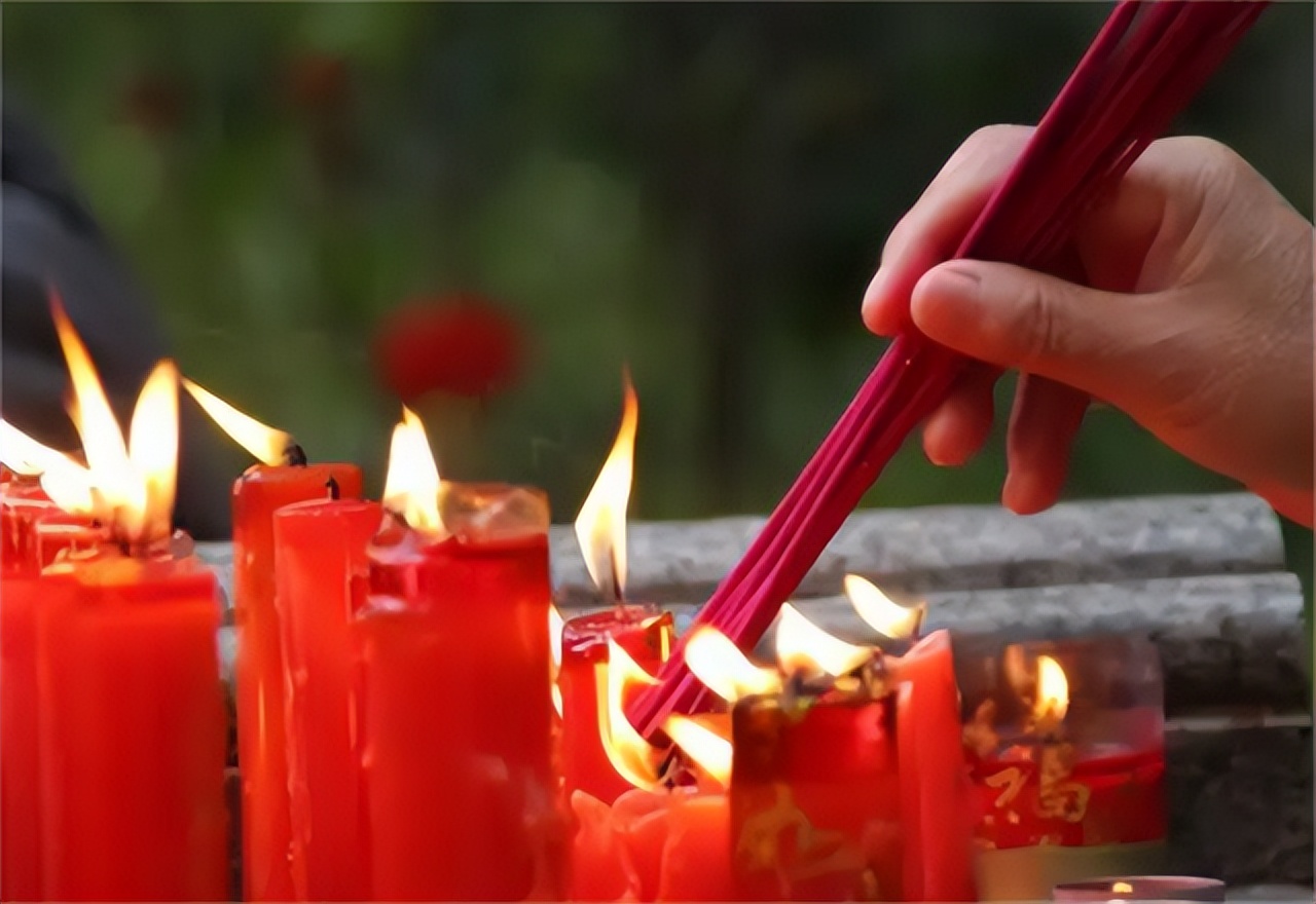 烧香祈福时,为何一定要烧三根香?每根分别代表什么?
