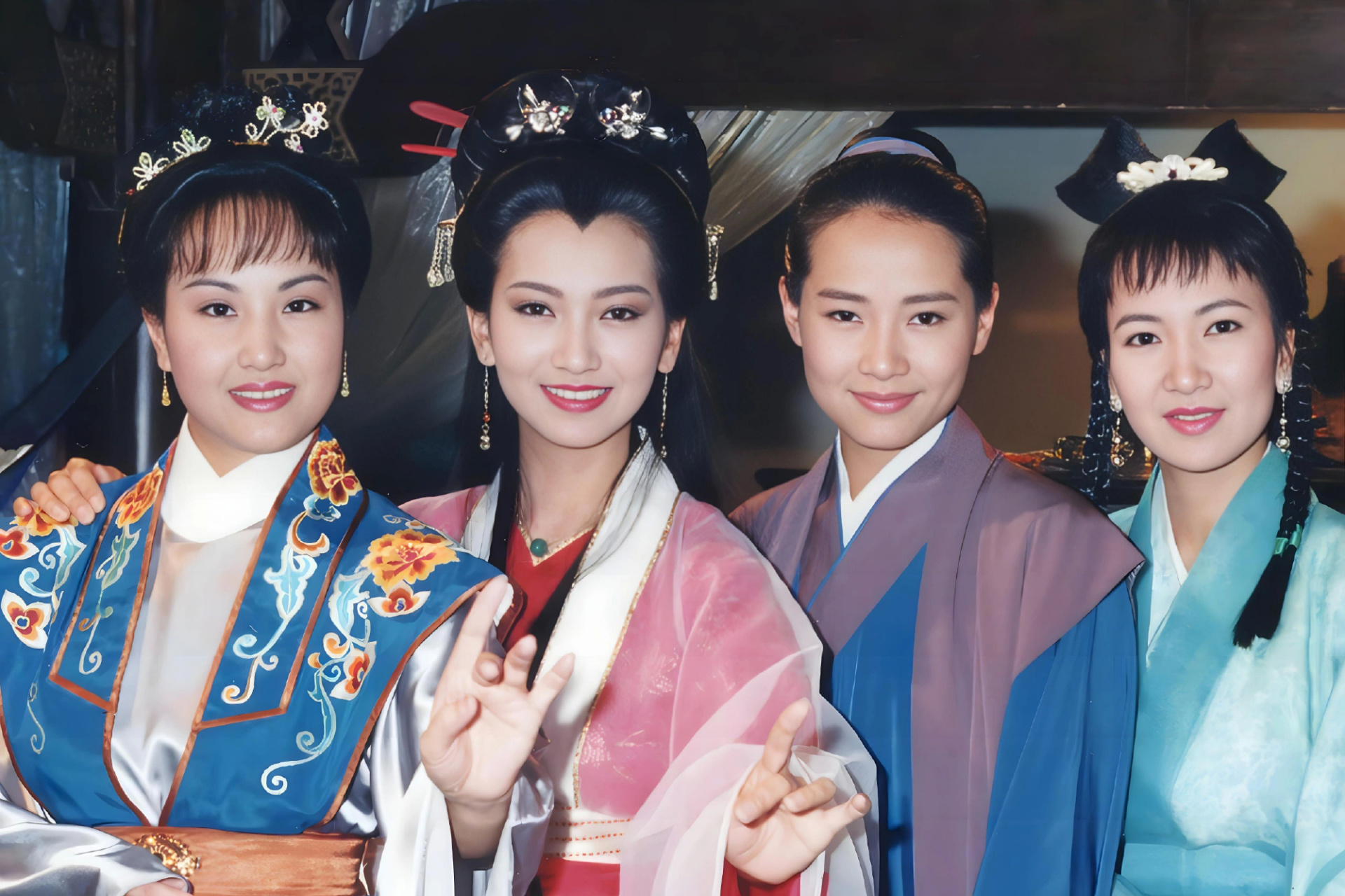 张雅芝和叶童参加活动,"官人"专心吃面,享受美食,"