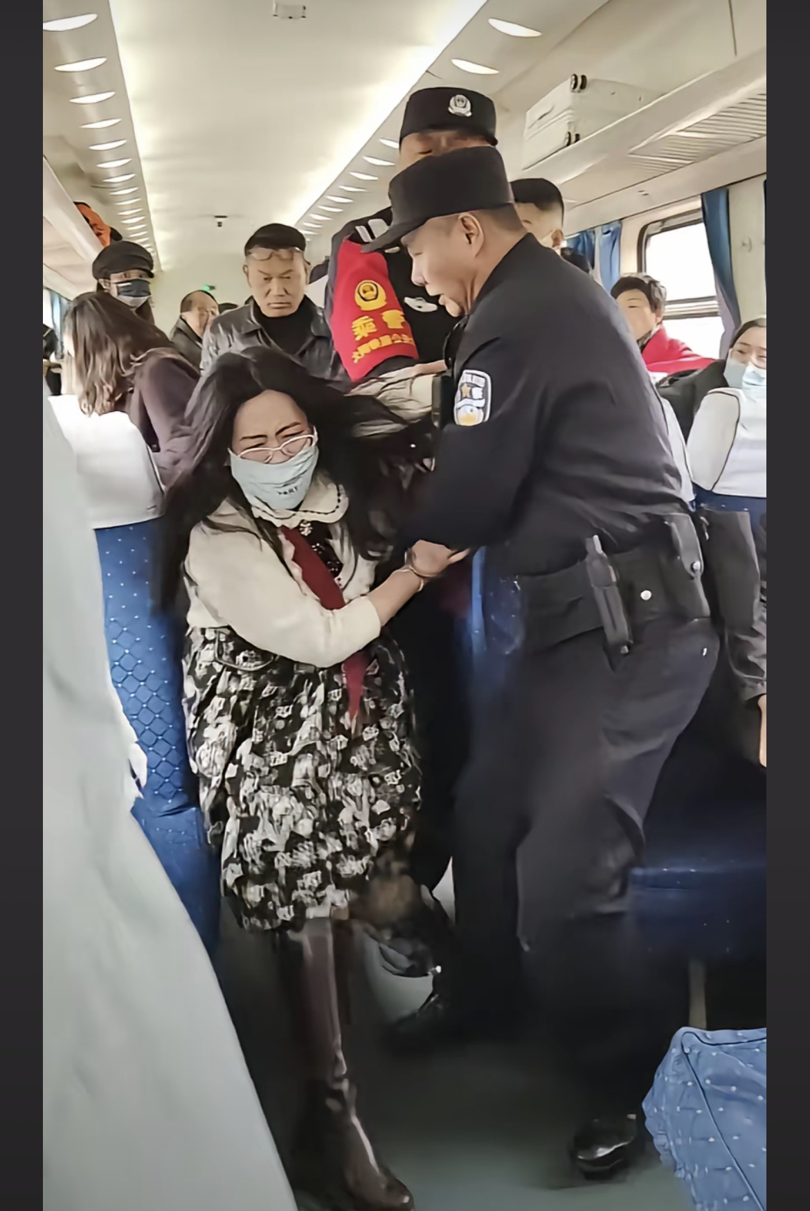 母女霸座持刀威胁我有后台更多信息被扒网友不淡定了