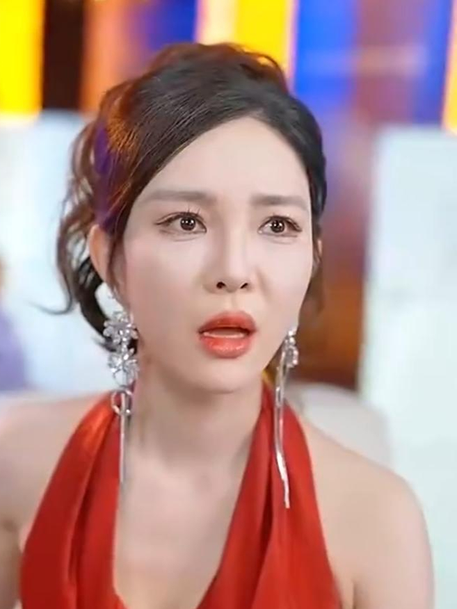 叶天后掀翻娱乐圈短剧主演是