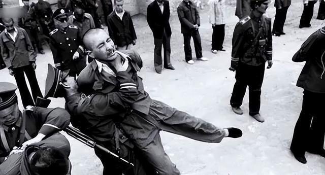 1983年邓公经过唐山,遭"菜刀队"围攻:谁的面子也不好使!