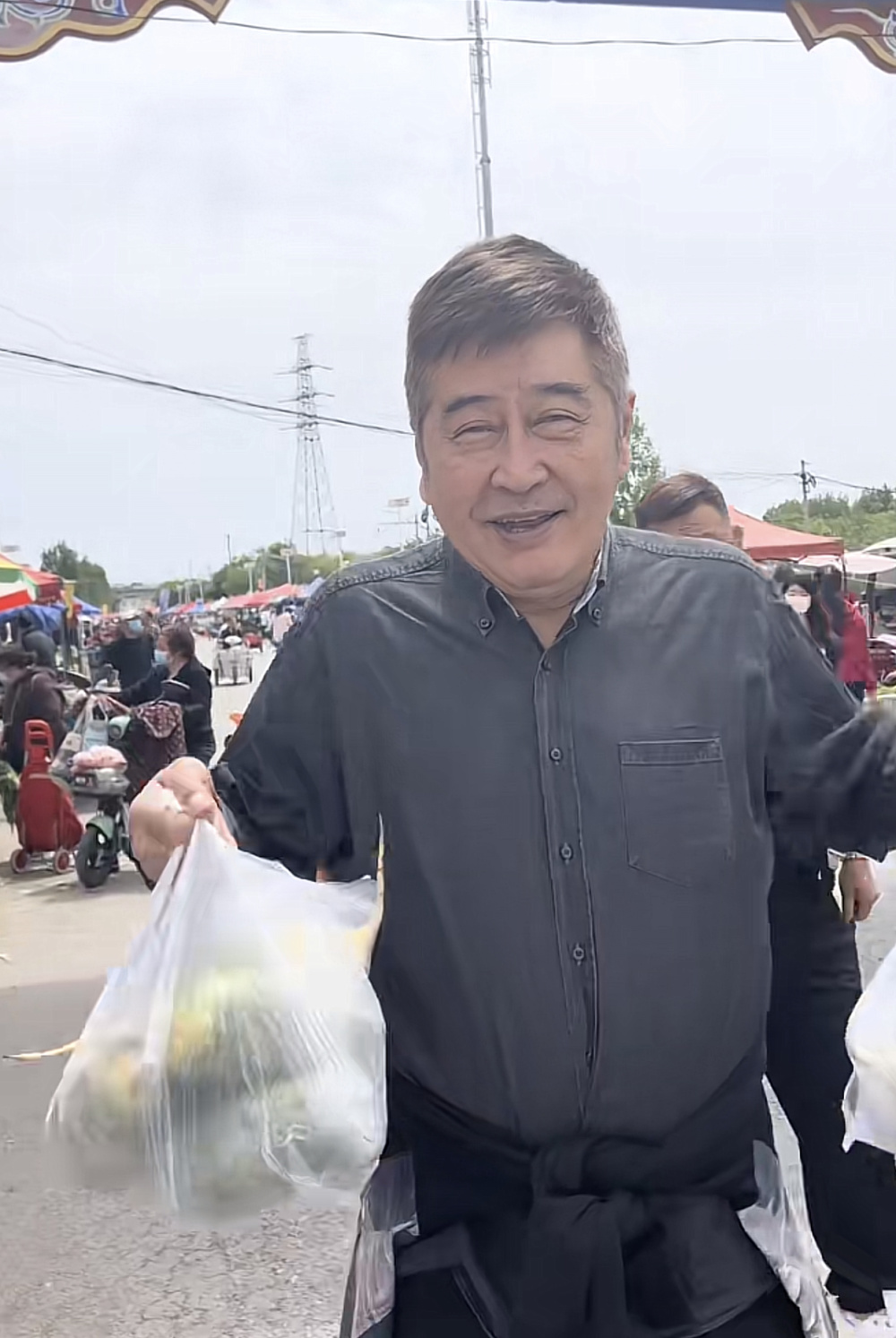 不管出于什么样的动机,林威热爱农村生活的眼神是藏不住的