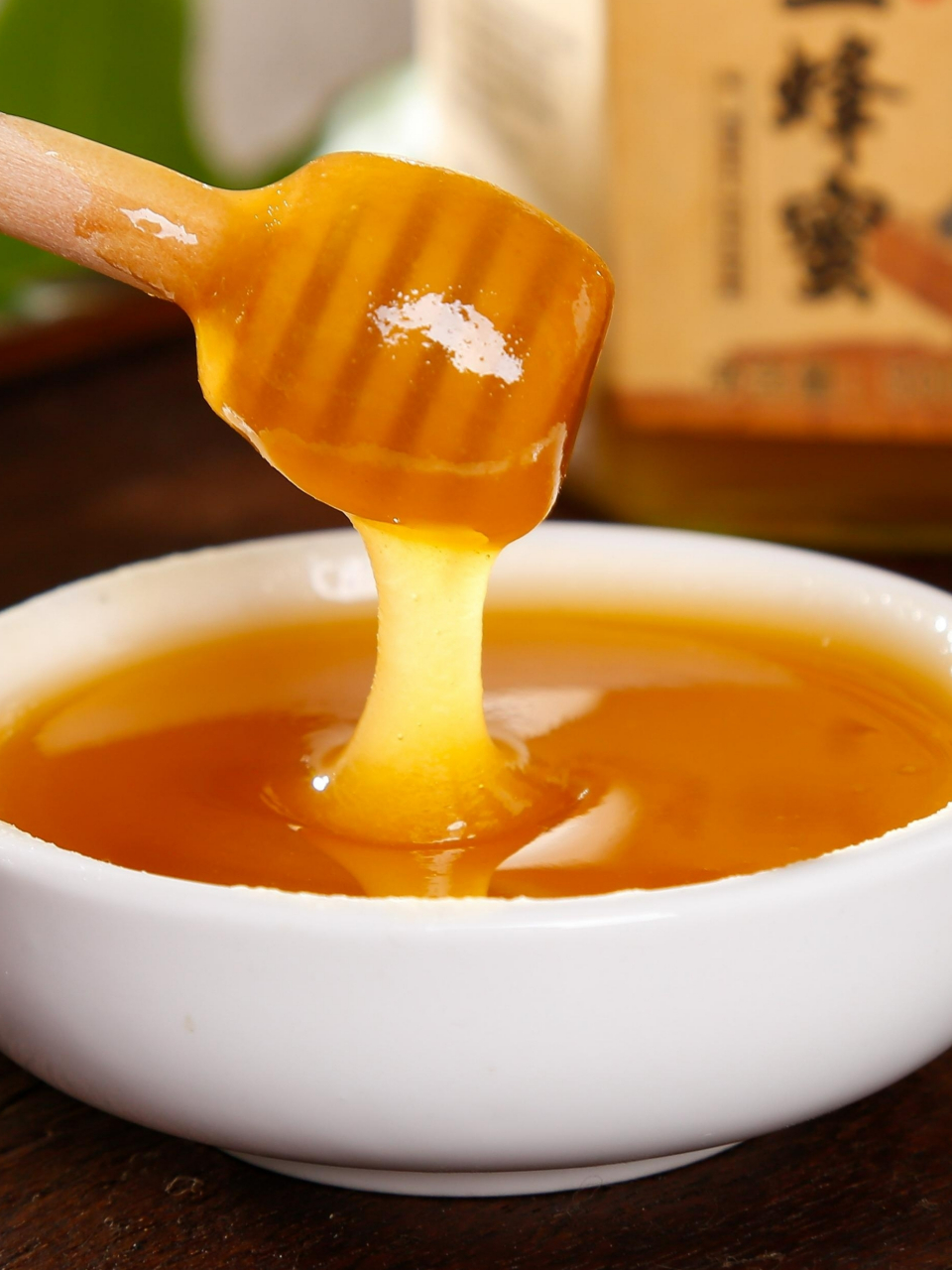 蜂蜜中的糖含量高吗(蜂蜜中的糖含量高吗为什么)