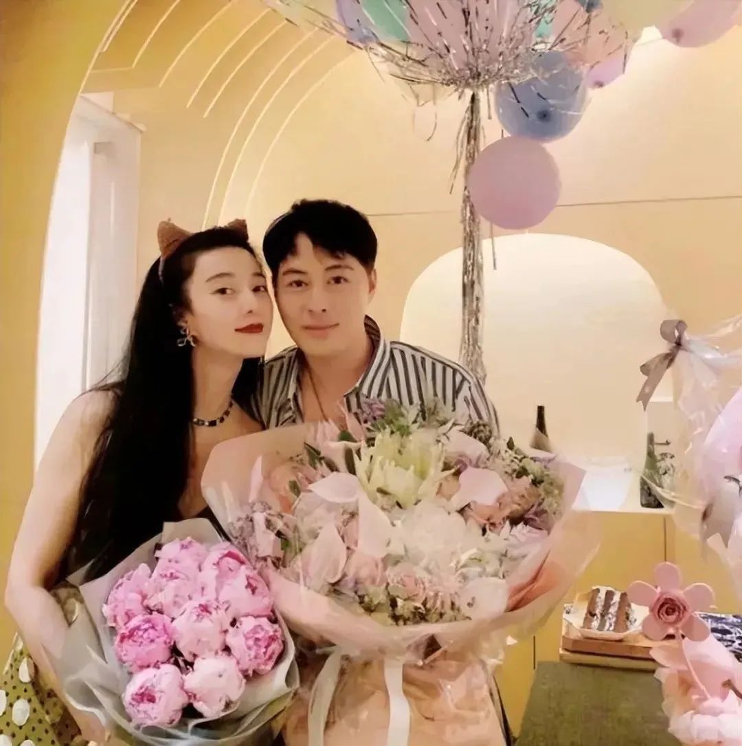 范冰冰生日宴会放得开!穿吊带裙和男友人依偎在一起,嫩似少女!