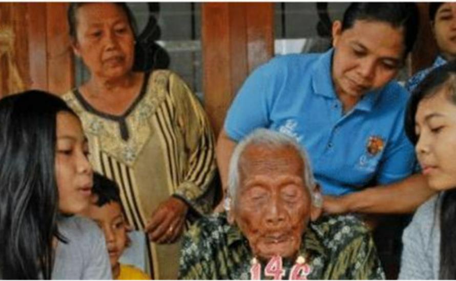 2017年,印尼146岁老人去世,熬死四任妻子和儿女,最大心愿是死