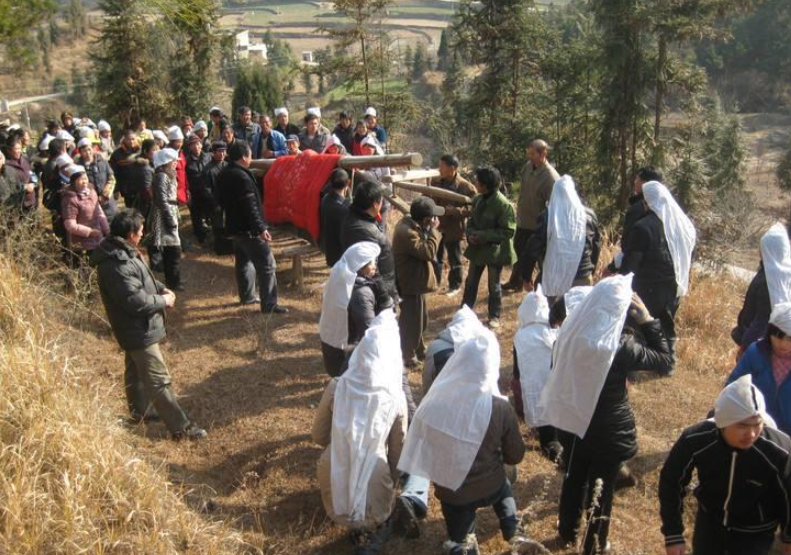 贵州三都,一男子给亡妻送葬,途经一村庄时被拦住了去路