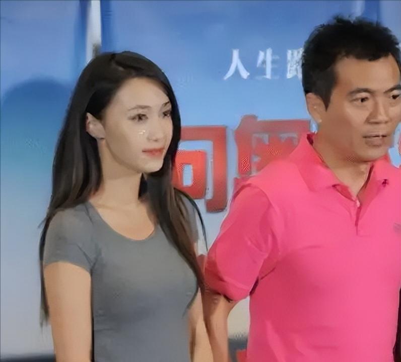 2006年,黄健翔在太太孙颖做完乳腺癌手术后立即提出离