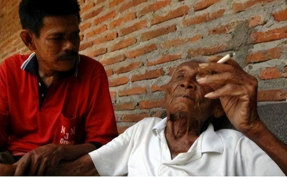 2017年,印尼146岁老人去世,熬死四任妻子和儿女,最大心愿是死