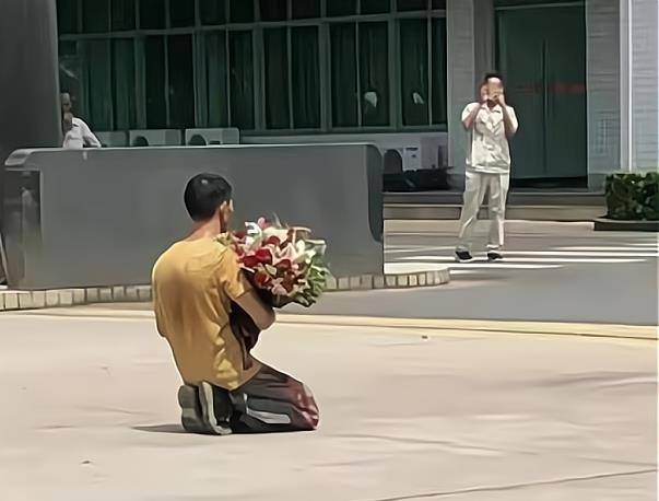 男人跪着求婚的图片图片