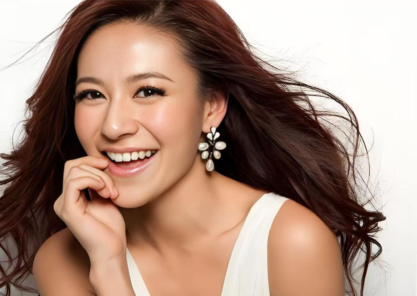 《女星江若琳车祸突发,引粉丝揪心》