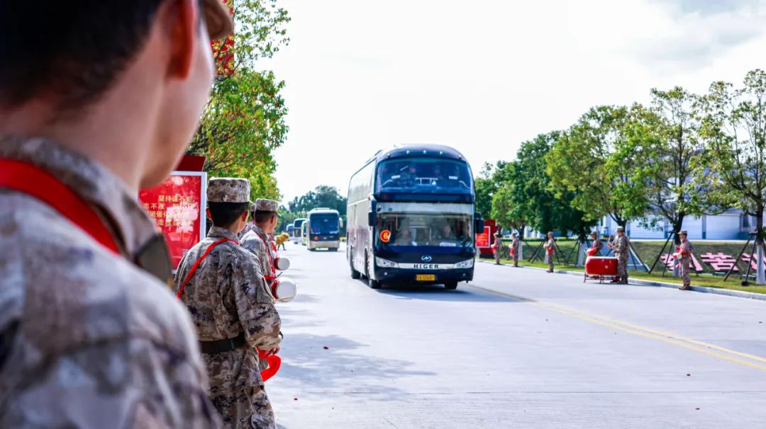 中国军人:入伍新兵,下连!欢迎归队!