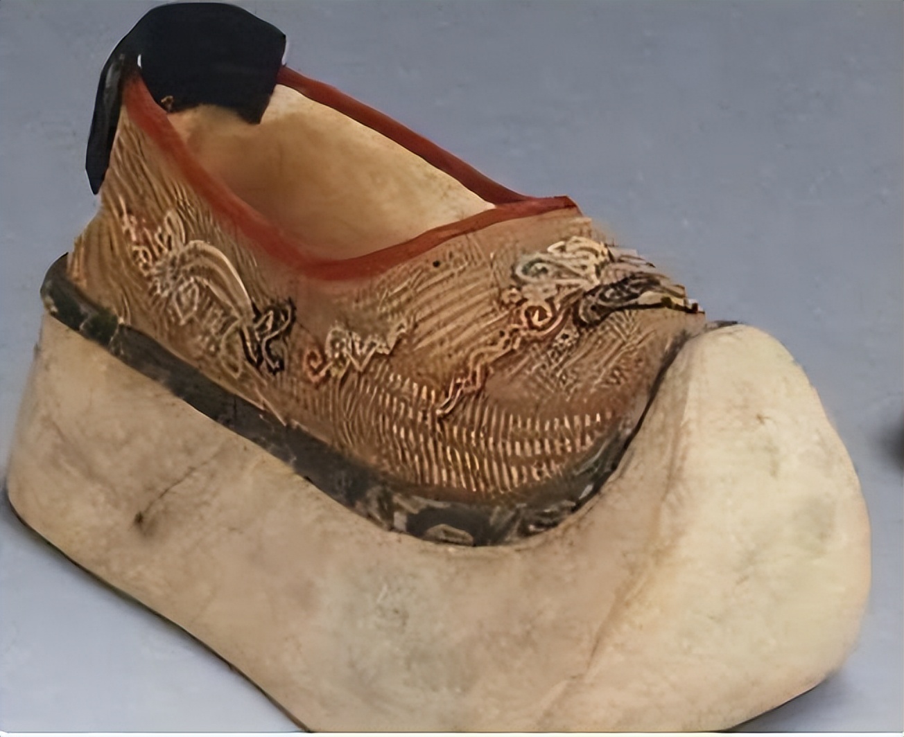 我国古代女子也喜欢高跟鞋,样式繁多