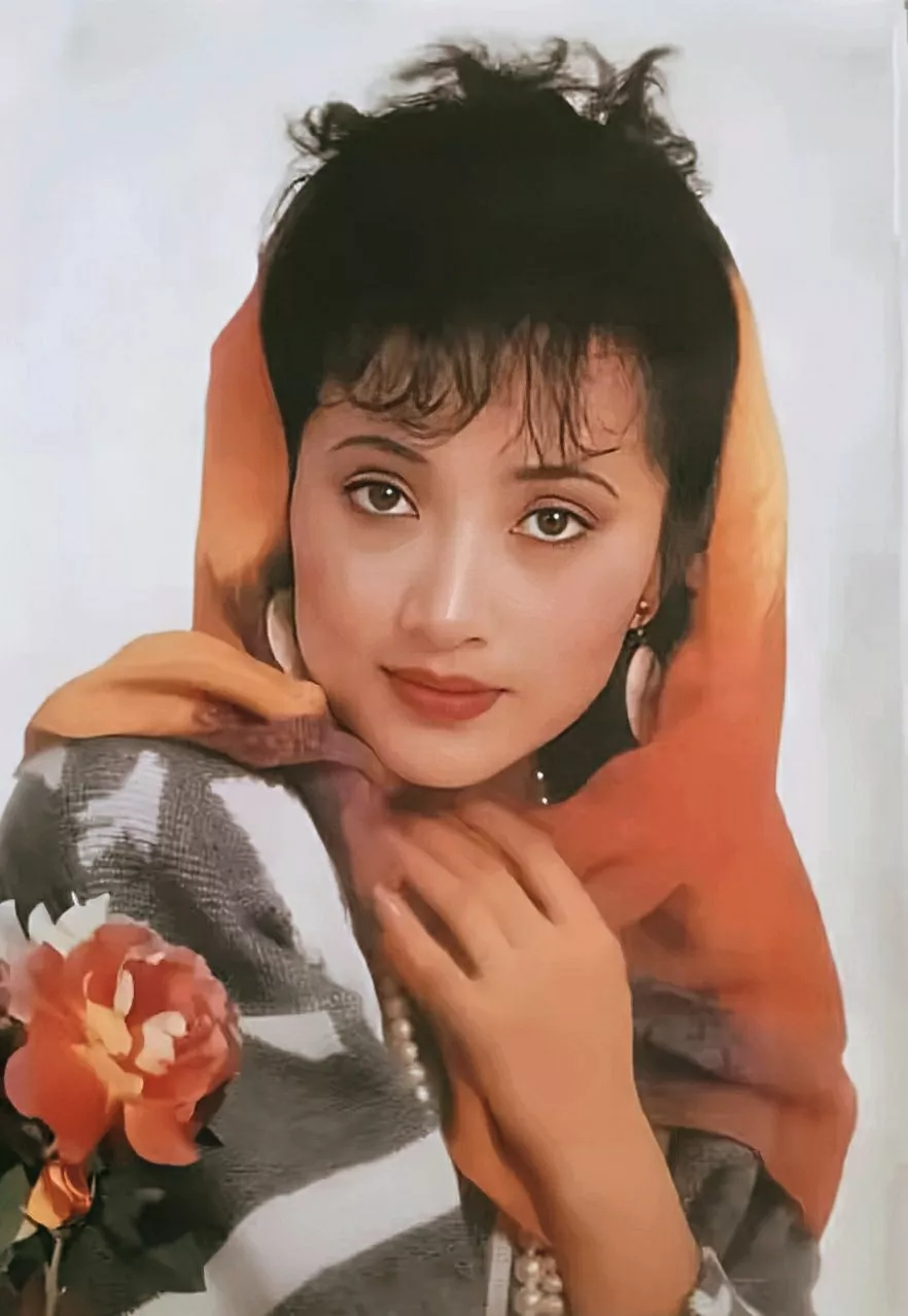 李勇勇给人的第一印象就是美,而且是很惊艳那类美人,出众的美貌让她很