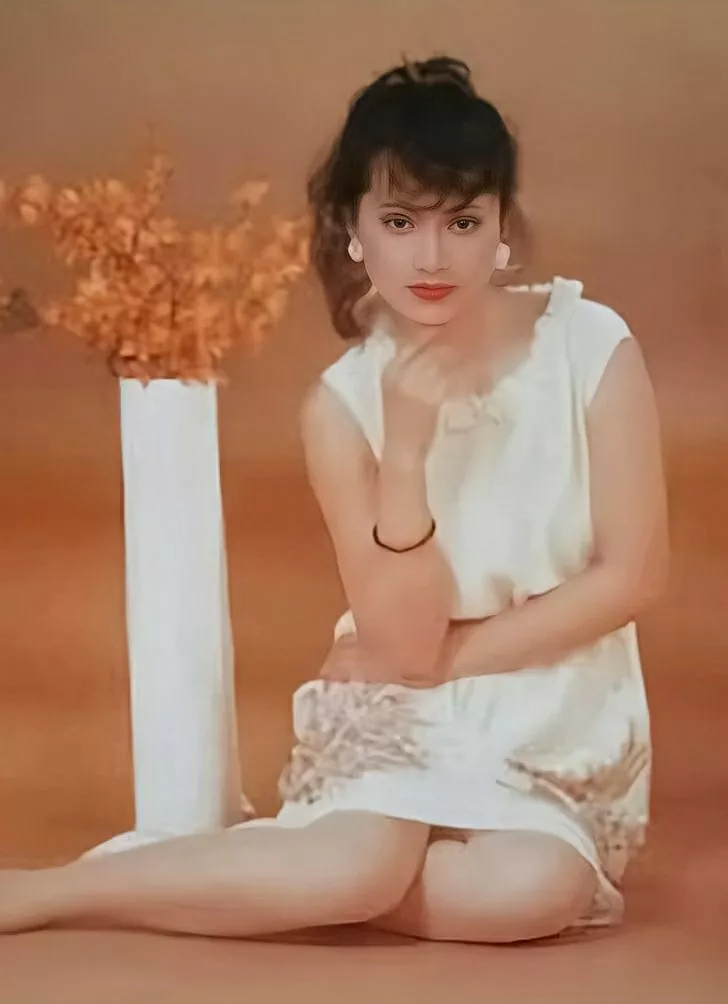 李勇勇给人的第一印象就是美,而且是很惊艳那类美人,出众的美貌让她很