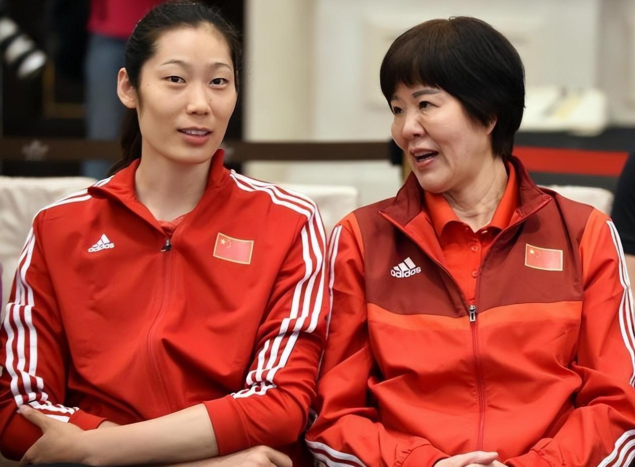 朱婷与郎平同框直播带货,网友热议:体育明星跨界新潮流?