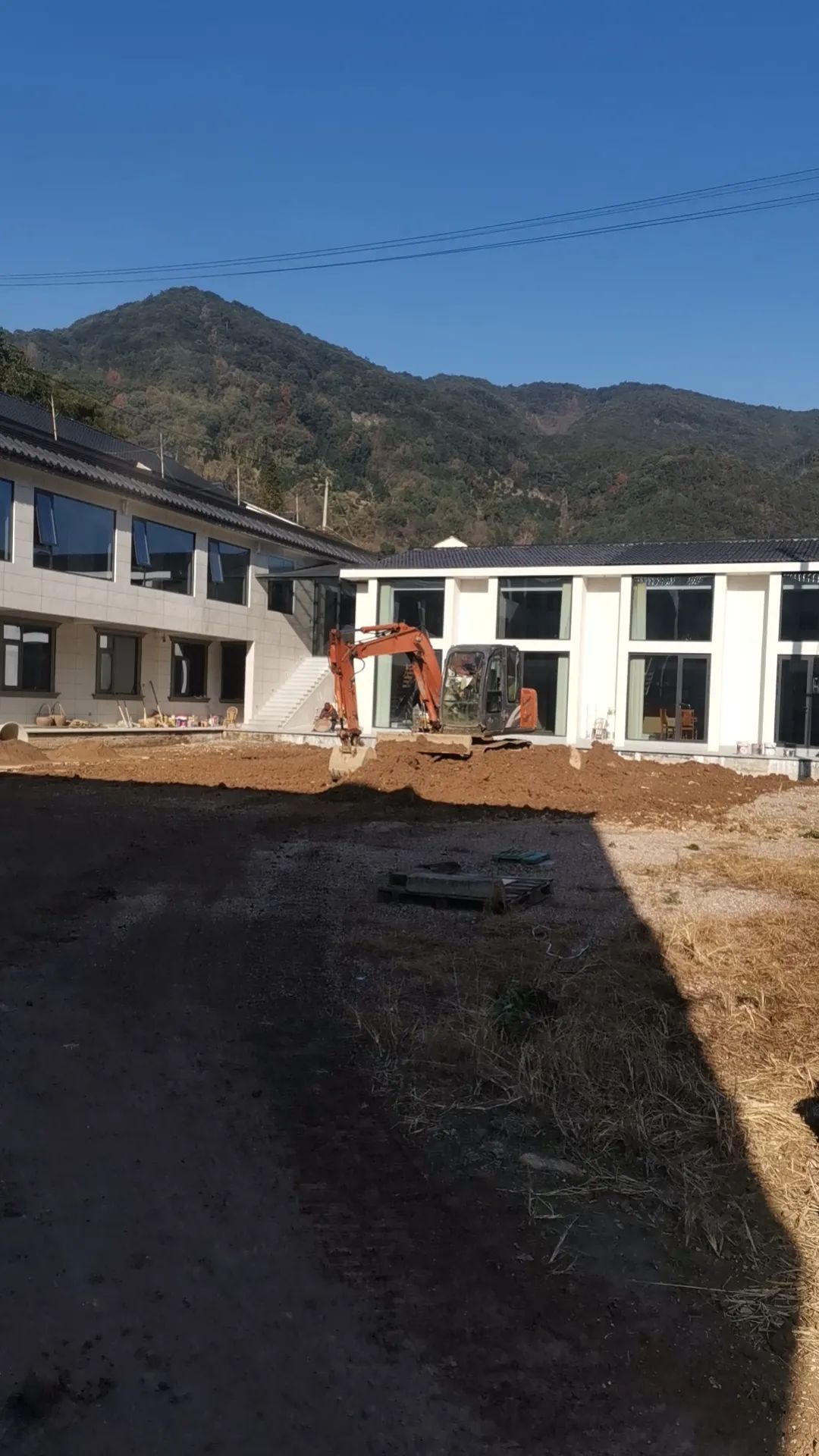 工地上,一台挖掘机正忙碌地工作着