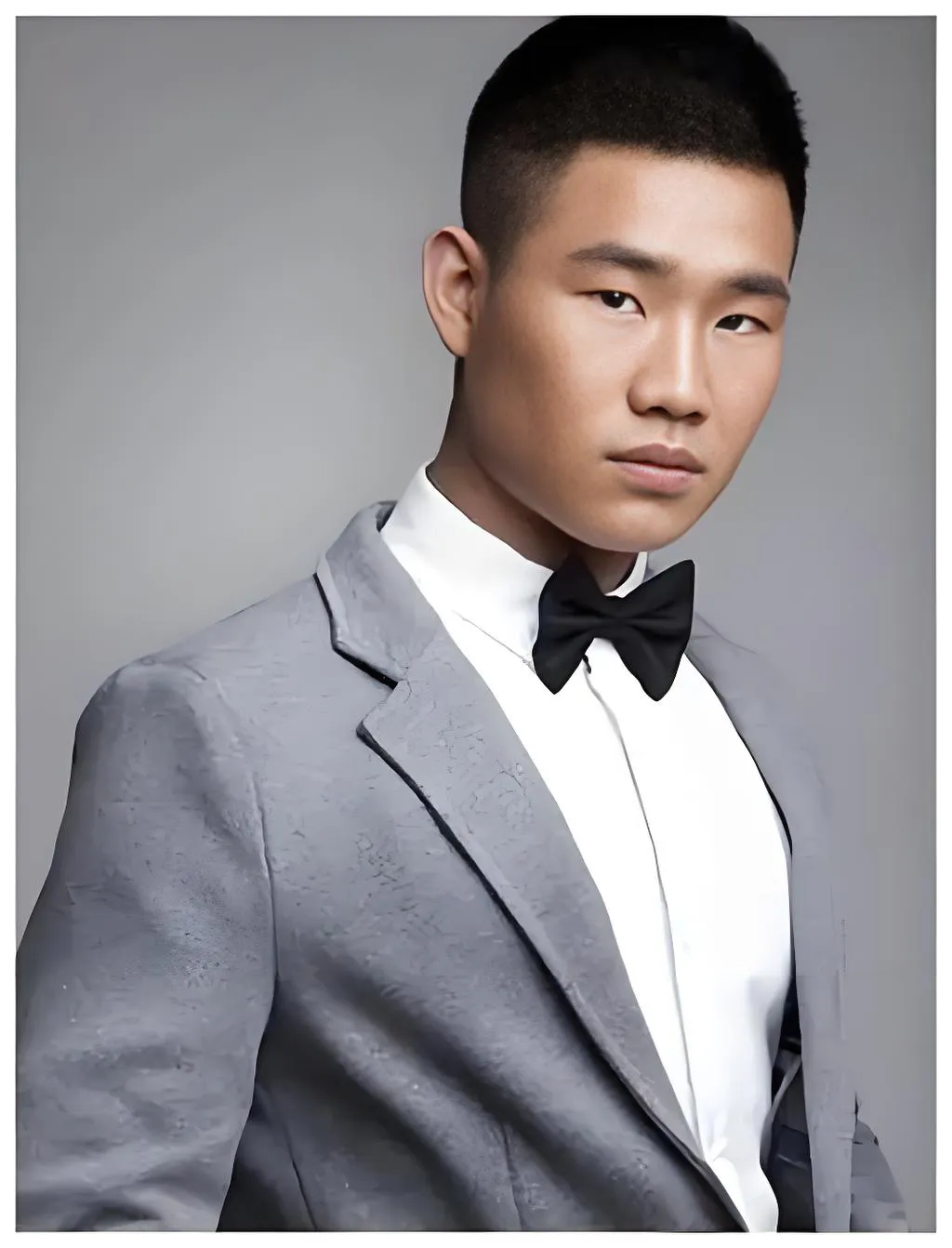 谢孟伟,1989年出生,35岁,173cm,67kg,导演,演员,毕业于中国戏曲学院