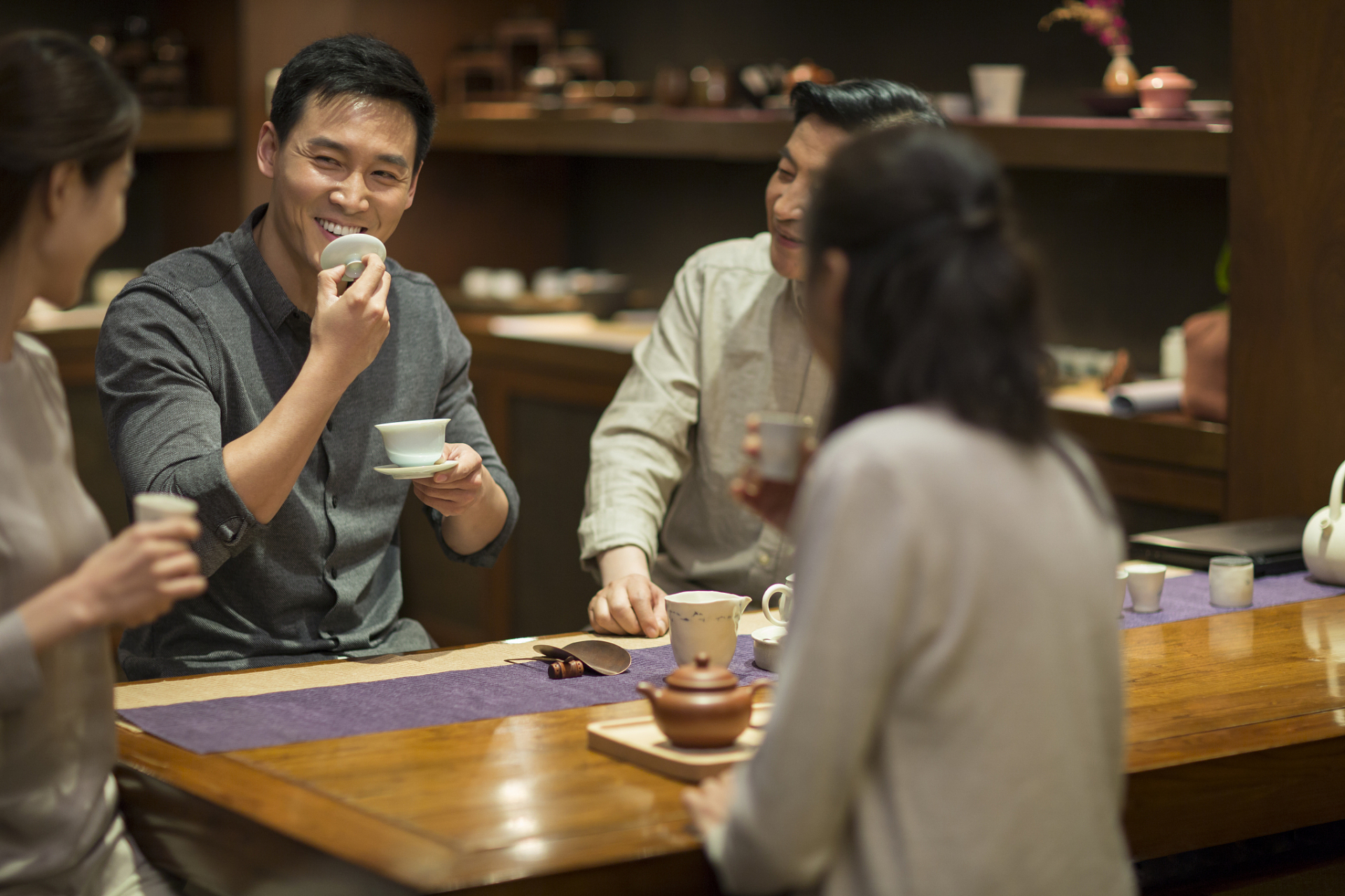 喝茶照片实拍人物图片