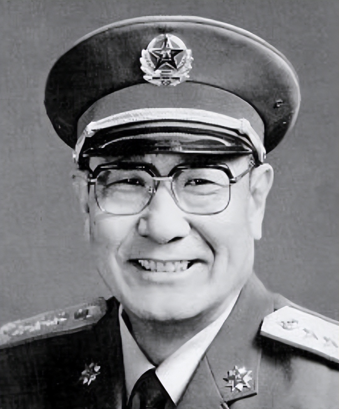 连长黄达宣俘虏小兵徐惠滋,35年后见,连长成副军长,俘虏是军长