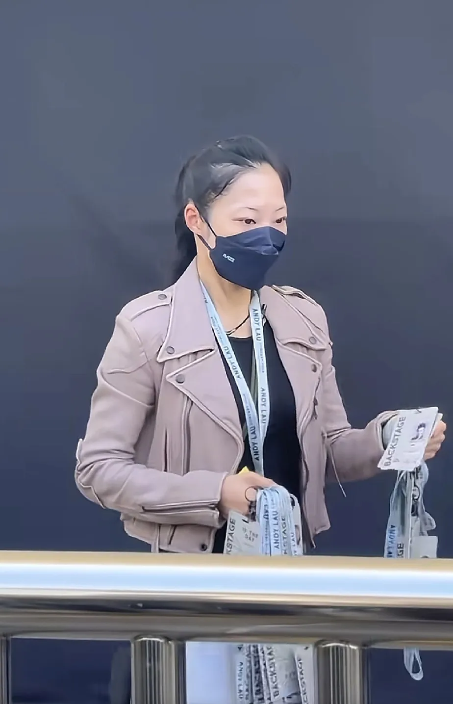 这就是赖文慧, 刘德华背后的女人, 长得不算漂亮,但是身材管理很好,人