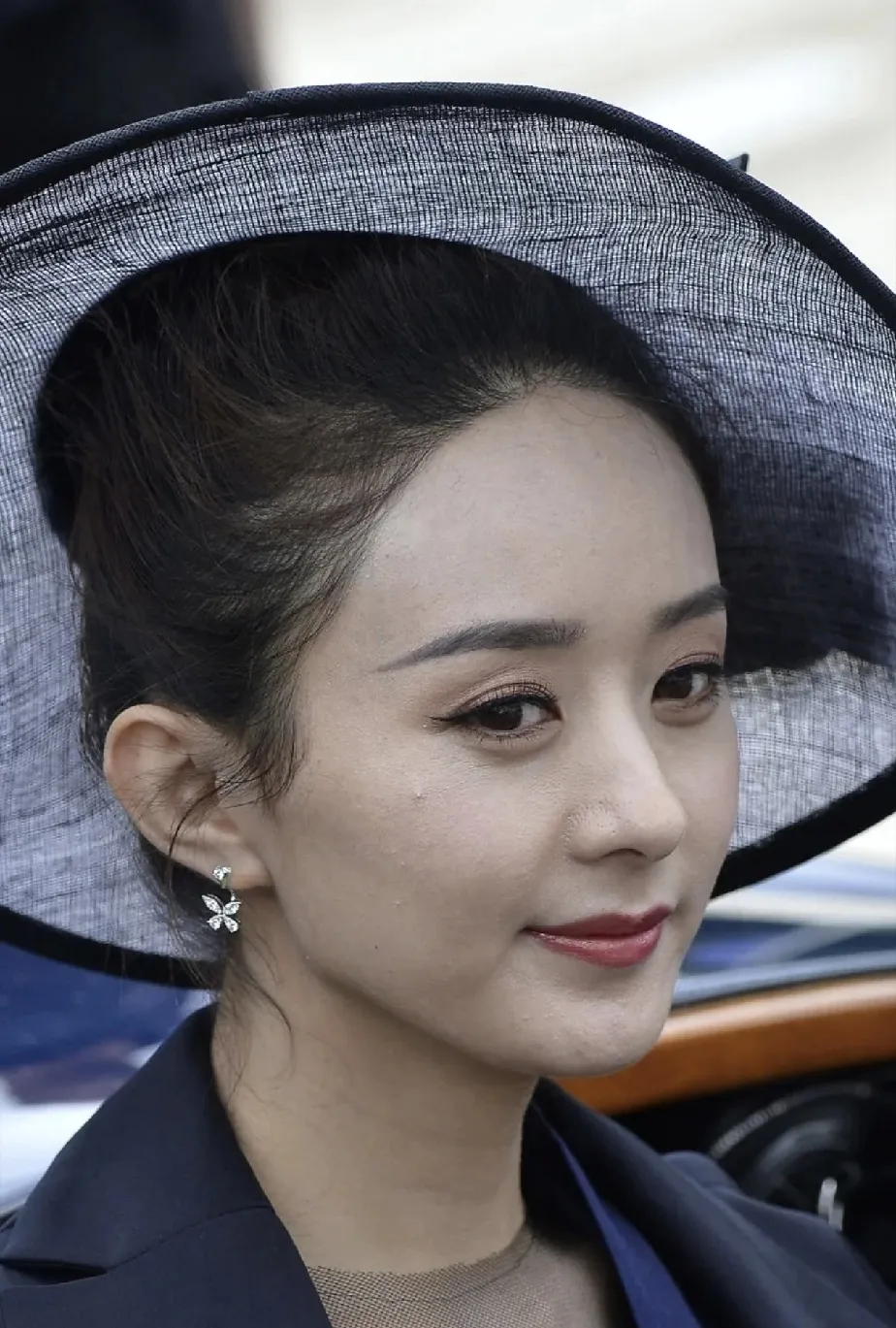 赵丽颖生图, 整张脸好真实,原来明星也有痘痘. 但是这额头太优越了吧!