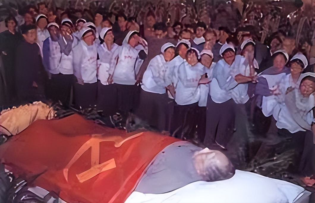 古月追悼会:挽联长达6米,女儿亲吻遗像,300名广州市民自发送行