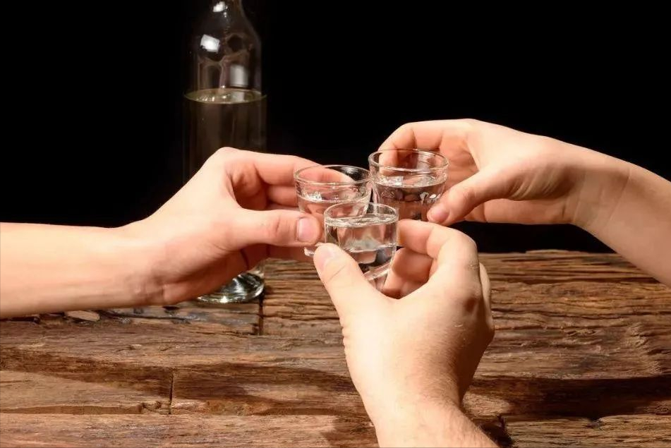 22岁男子在医院,说不喝酒抽烟,医生叹息:都是2件事做多了!