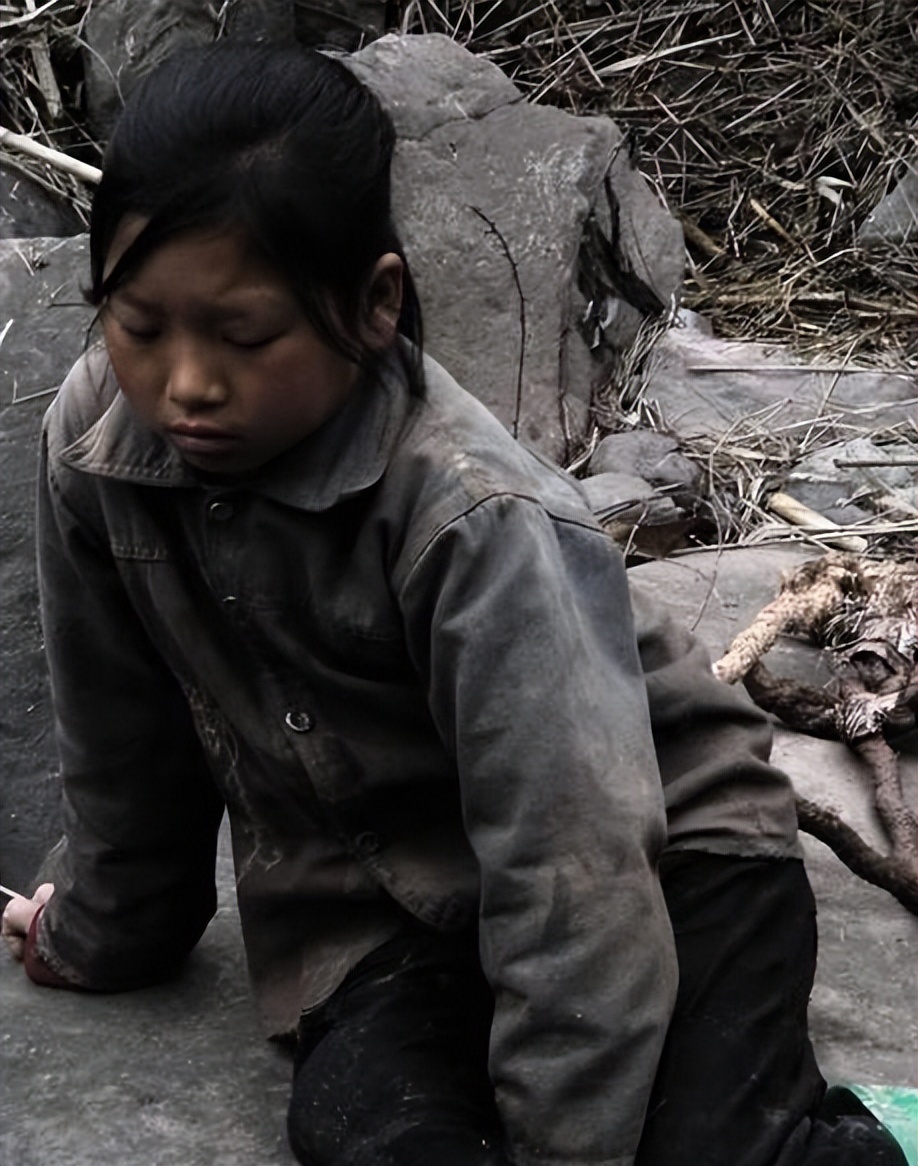 我家有四个儿子,而二叔仅育有一先天性残疾的女儿,二婶也早早离去