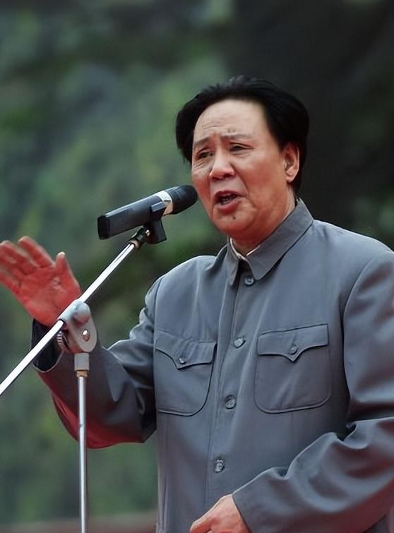 古月追悼会:挽联长达6米,女儿亲吻遗像,300名广州市民自发送行