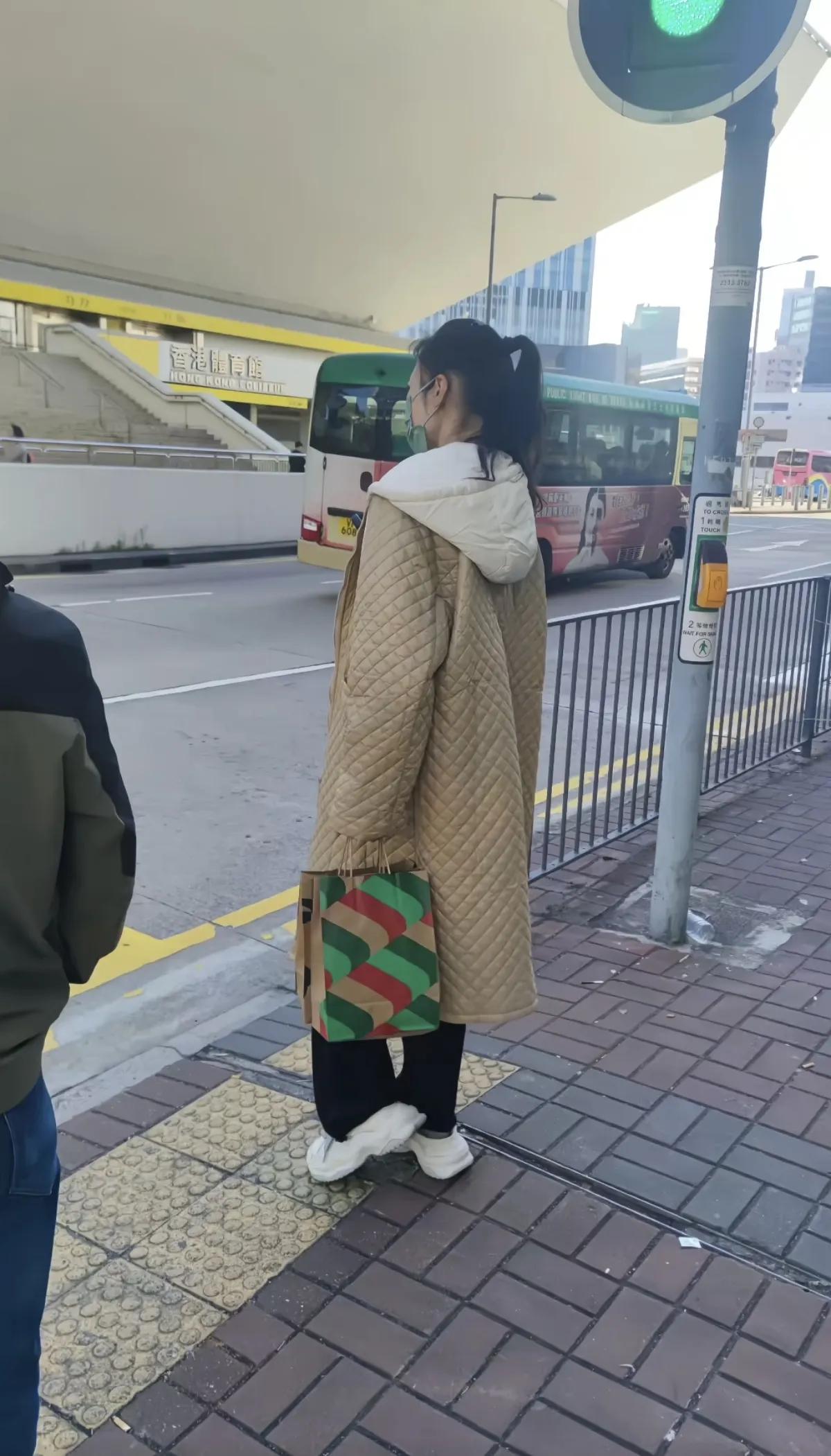 照片中的赖文慧素颜示人,身着一件长大衣,看起来就像个普通路人