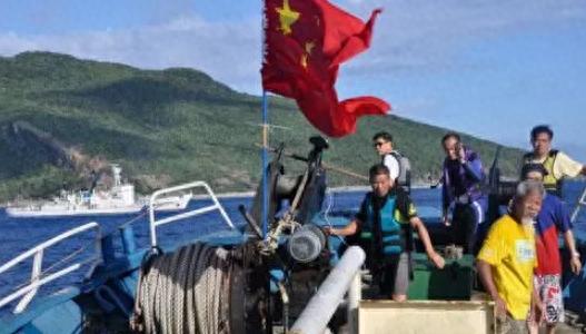 2012年真实影像,保钓人成功登上钓鱼岛插上国旗,7人被日本抓捕