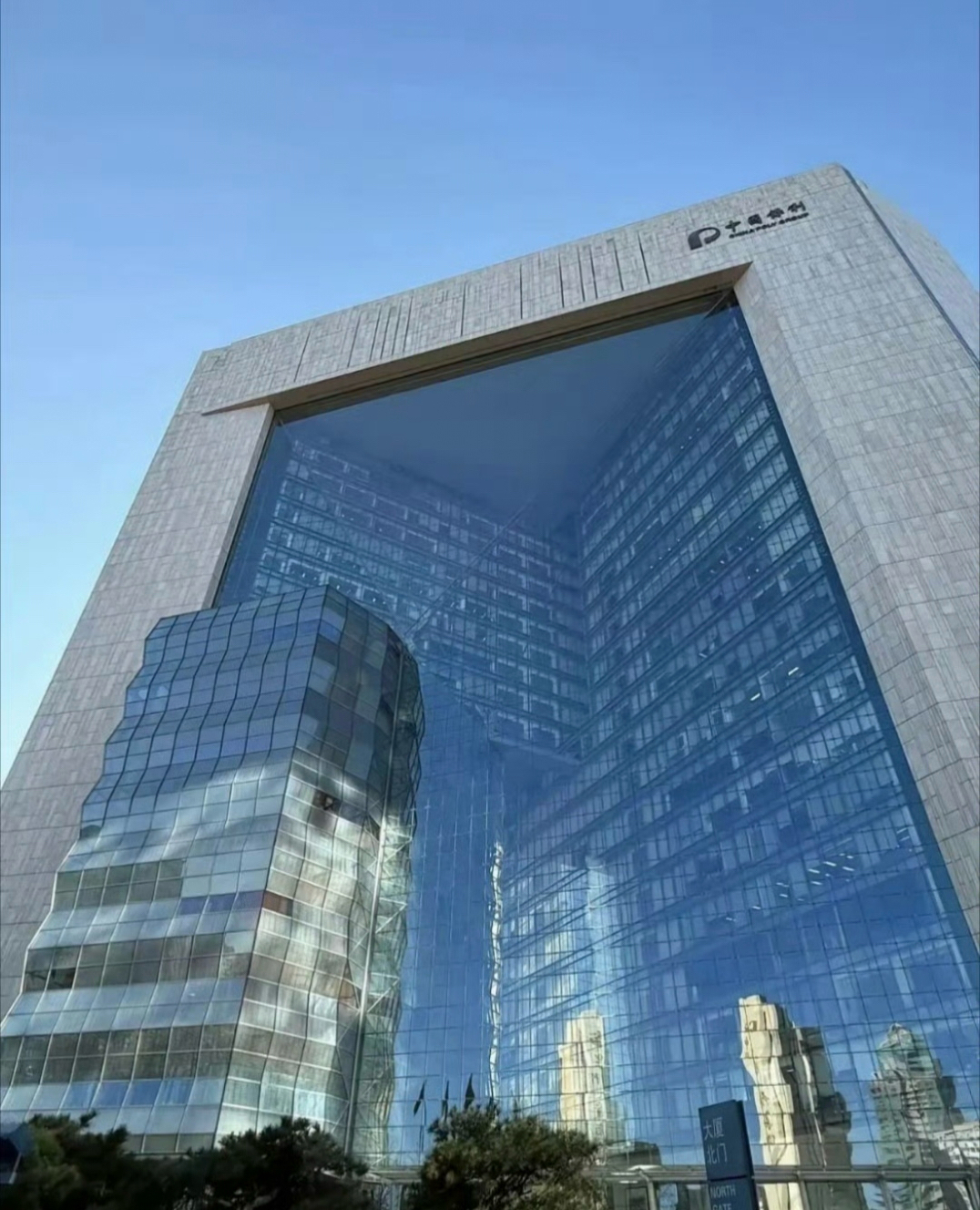 被保利集团总部大厦的玻璃,深深的震撼了!