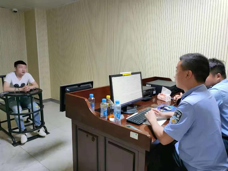 卧底男警察被抓住审问