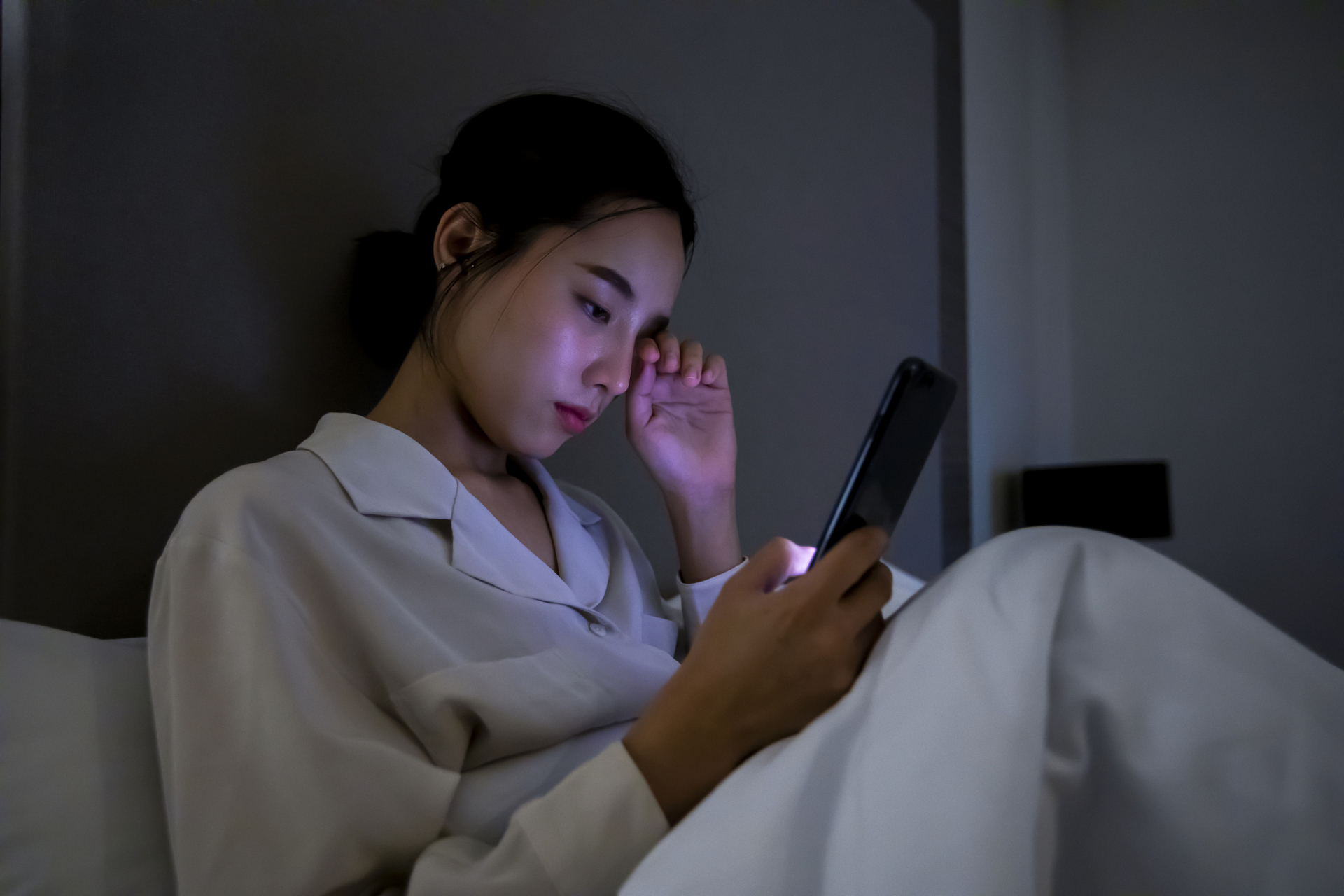 睡前5种行为,可能降低身体免疫力,病毒易入侵,看完后建议改掉