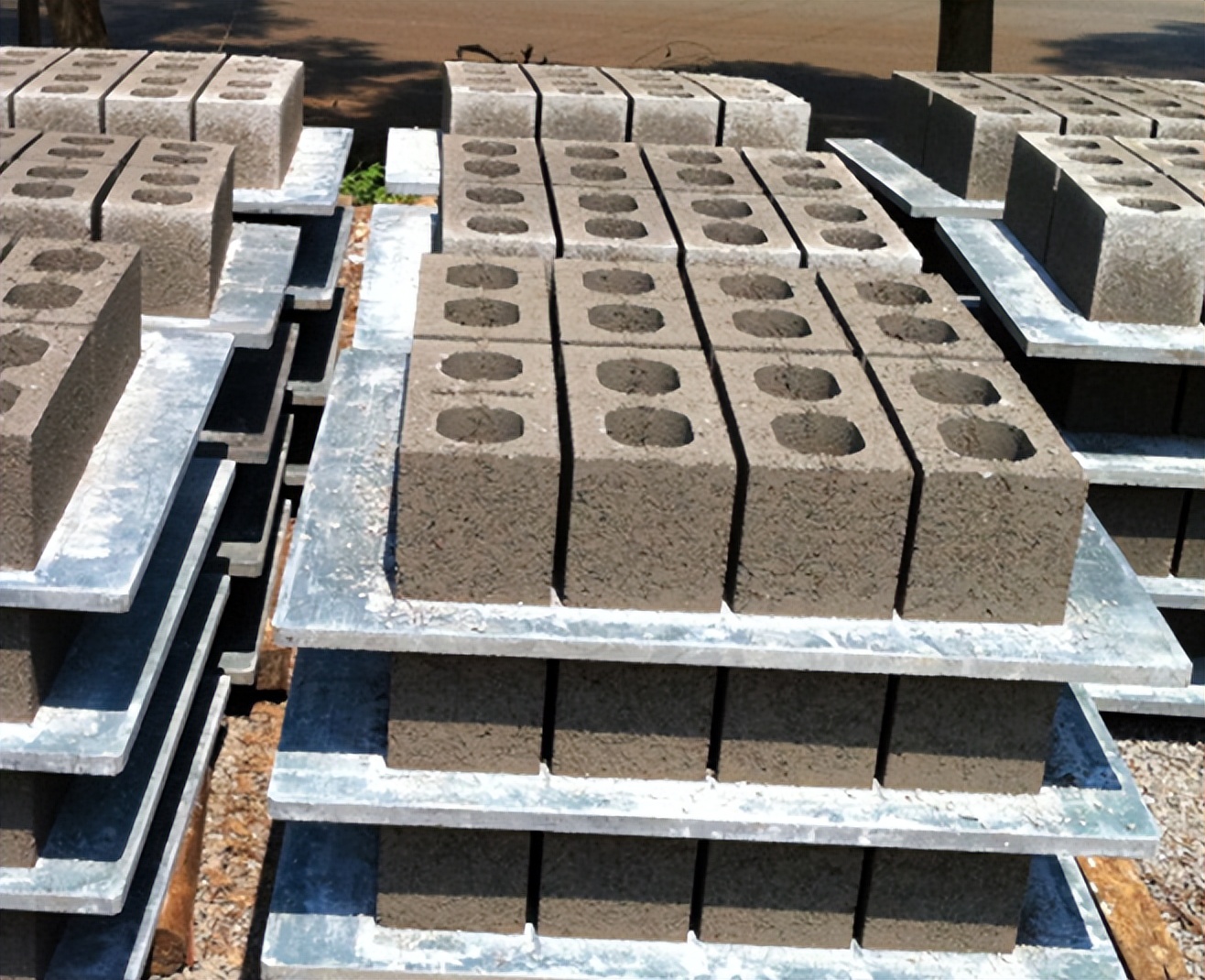 用塑料做成的砖头,强度是普通砖的10倍!大爷靠这一年赚300万?