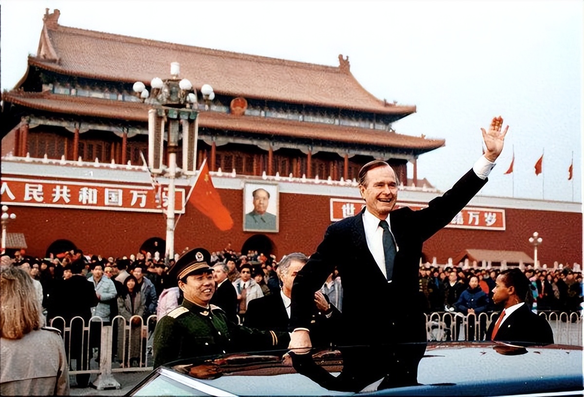 1975年老布什离开中国,饯行宴上邓公笑问:你是不是一直在监视我