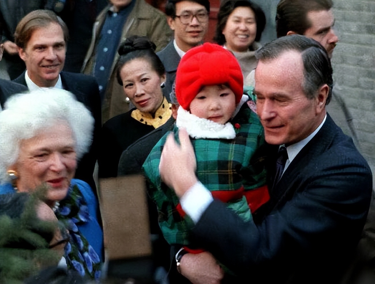 1975年老布什离开中国,饯行宴上邓公笑问:你是不是一直在监视我