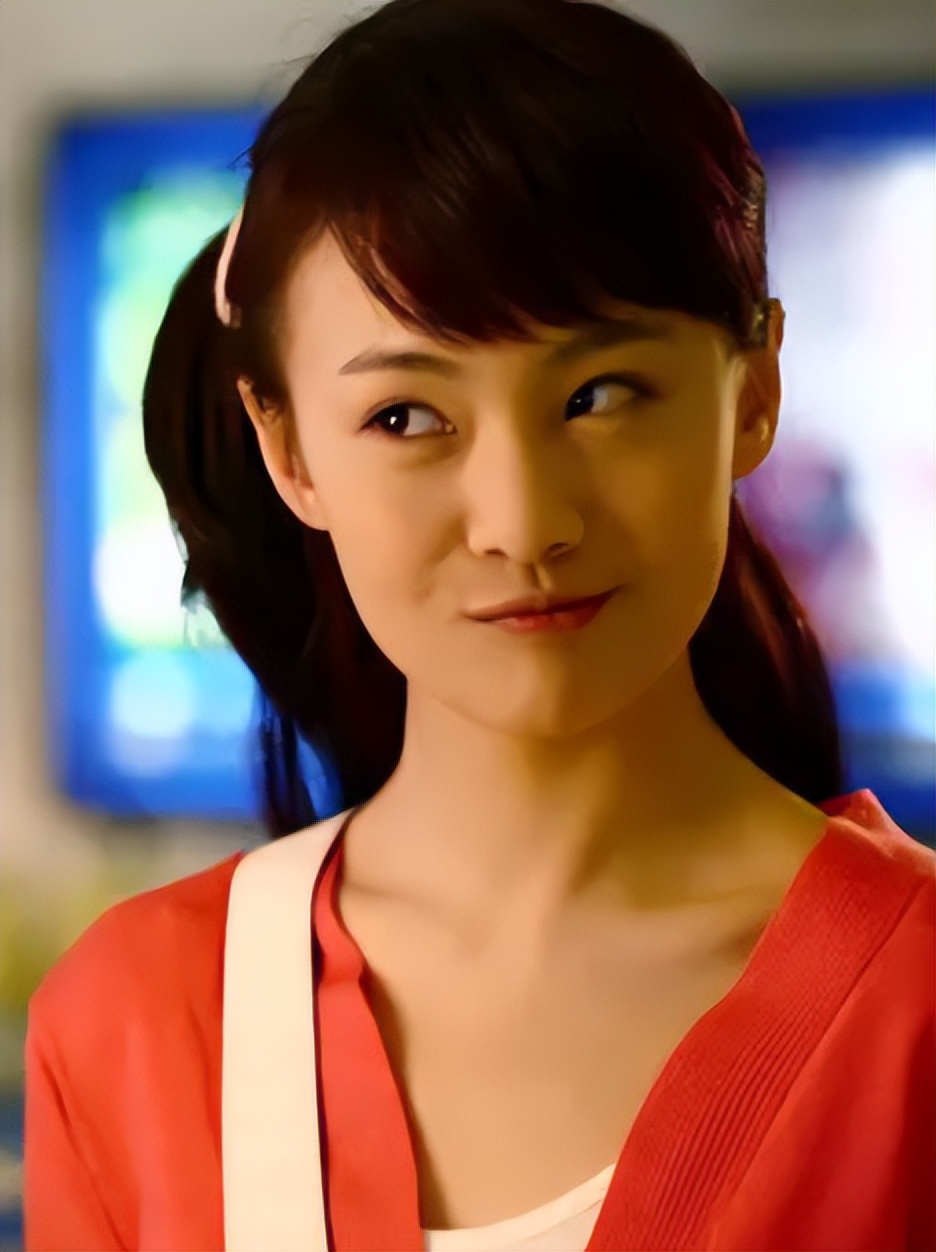 2009年,《一起来看流星雨》热播,郑爽凭楚雨荨一角爆红,清纯形象深入