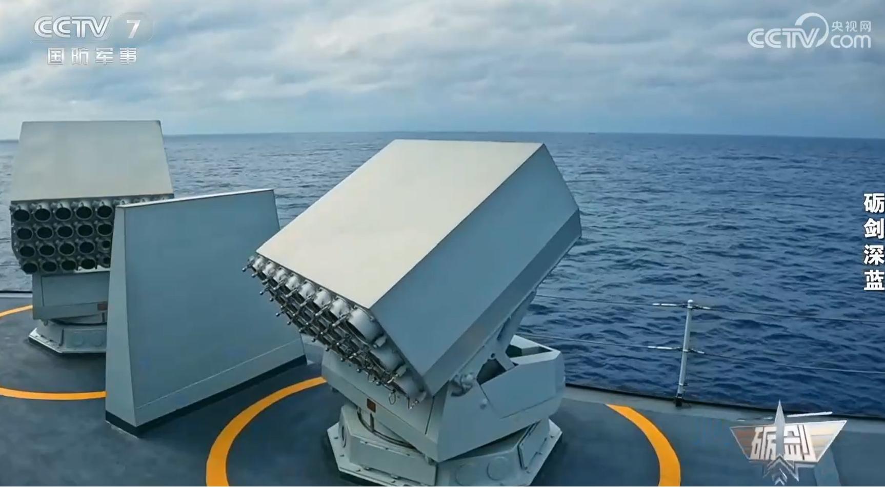 惊险!山东舰在台岛东部遭电子干扰,055发射干扰弹,歼15升空