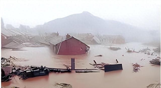 1998年特大洪水,6岁女孩紧抱大树9小时,如今她的工作令人自豪